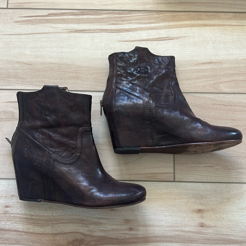 EUC Frye Carson Wedge Booties